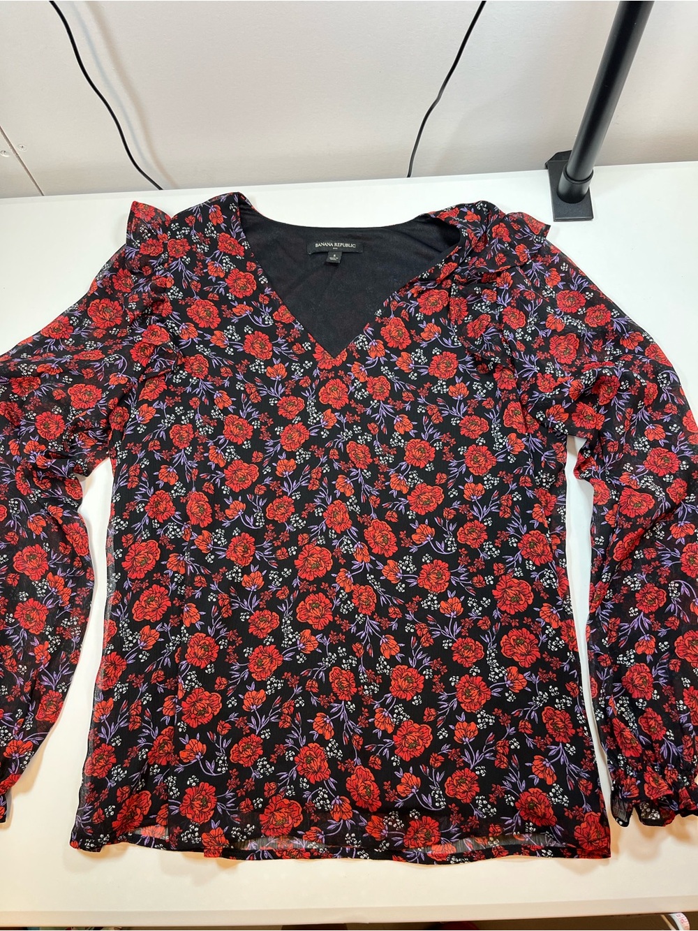 Banana Republic Black Floral Ruffle Shoulder Blouse Size Small V-Neck